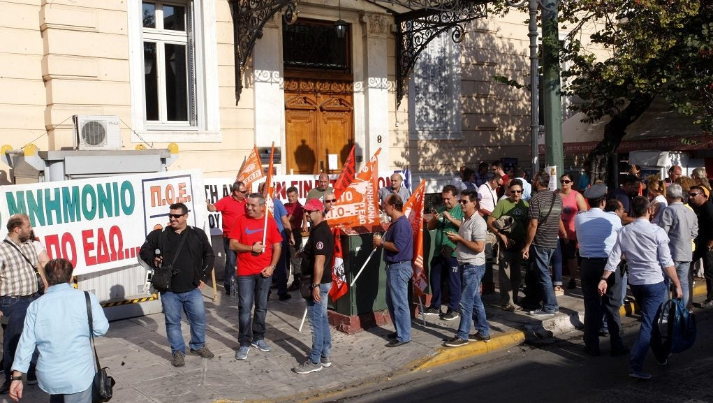 ΠΟΕ-ΟΤΑ: Την Πέμπτη η 24ωρη απεργία -«Πνίγουν» την Αττική τα σκουπίδια (εικόνες)